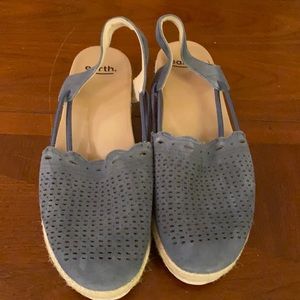 Earth sandals size 10 dust blue color